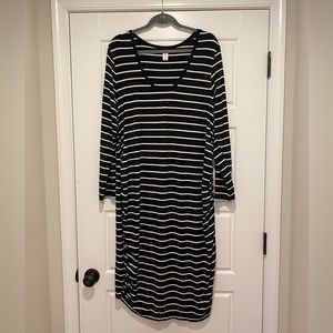 Old Navy Maternity stretch black and white stripe dress. Size XXL